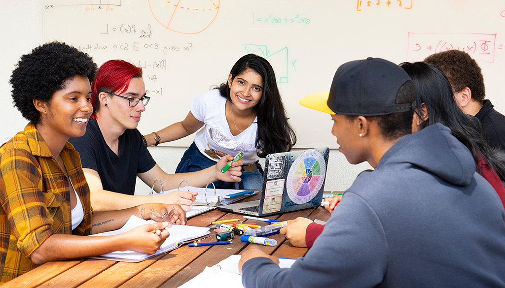 欧洲杯买球 students studying together