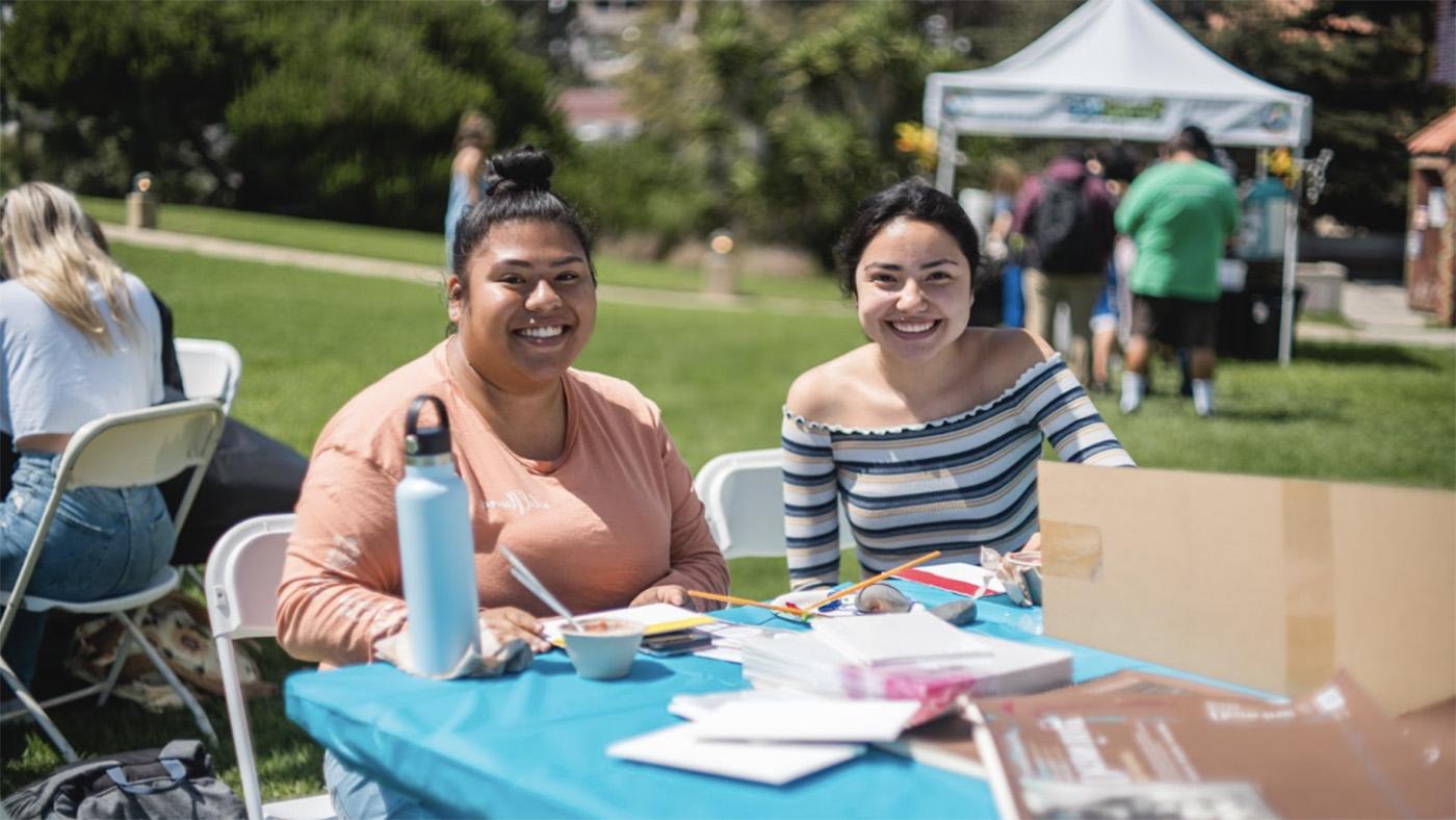 欧洲杯买球 Students at an event